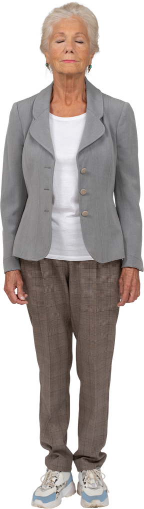 Vista frontal de uma senhora idosa de terno em pé com os olhos fechados