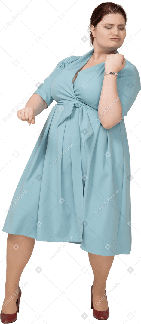 一个穿蓝色裙子的女人假装在拉小提琴的前视图