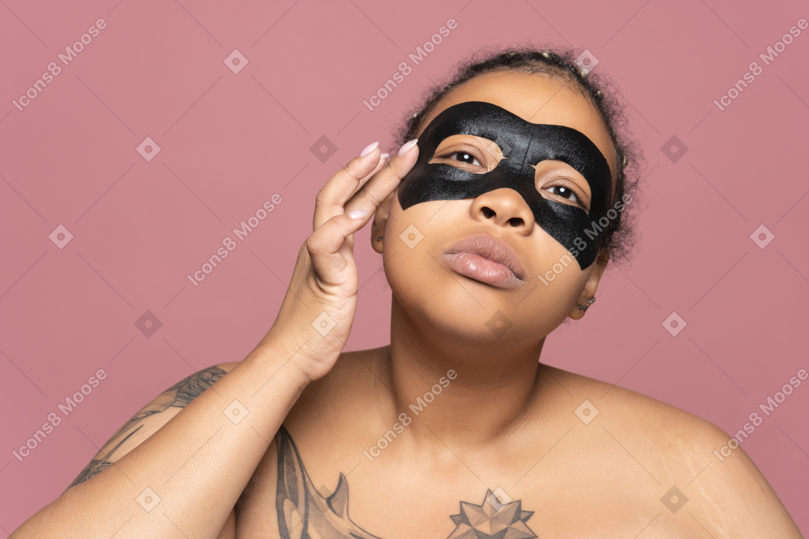 非洲裔美国老妇使用黑色眼罩