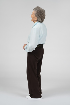Vista posteriore di una donna anziana in piedi