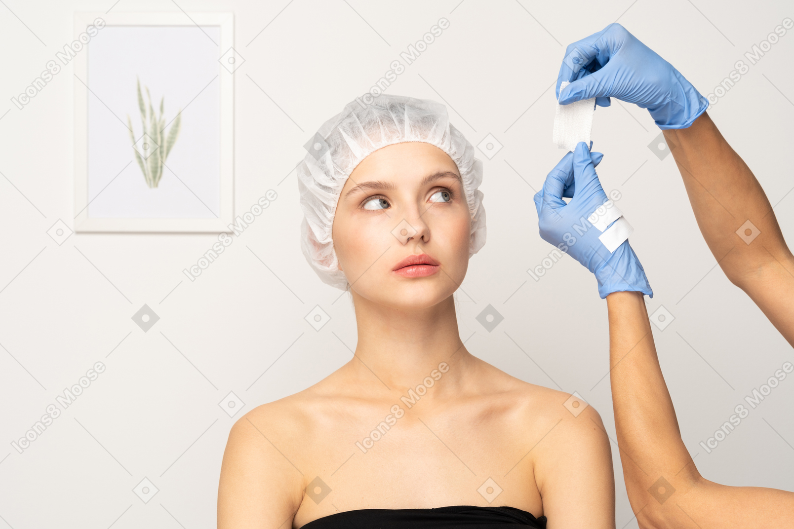 Doctor poniendo gasa en la cara de una mujer joven