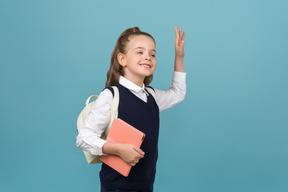 Saludando a los compañeros de clase después de largas vacaciones