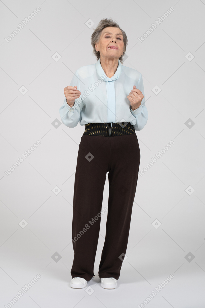 Vista frontale di una donna anziana che si lecca le labbra indecisa