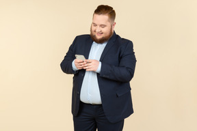 Sorrindo, jovem, excesso de peso, trabalhador escritório, falando telefone