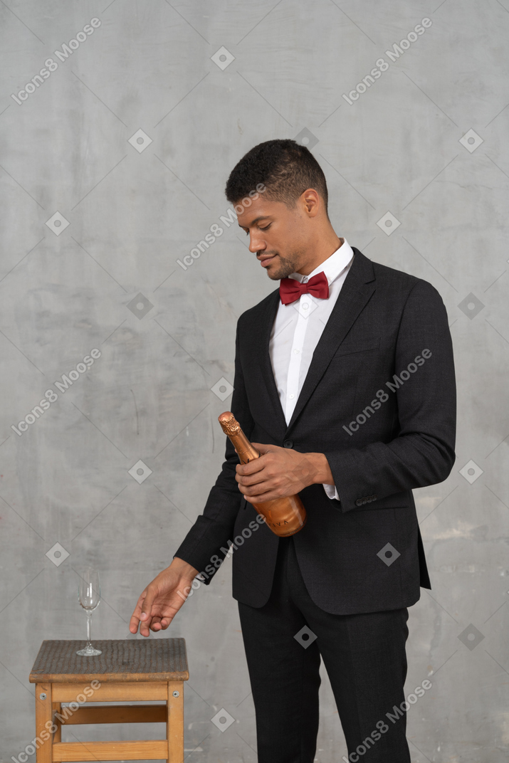 シャンパン グラスに手を伸ばす若い男