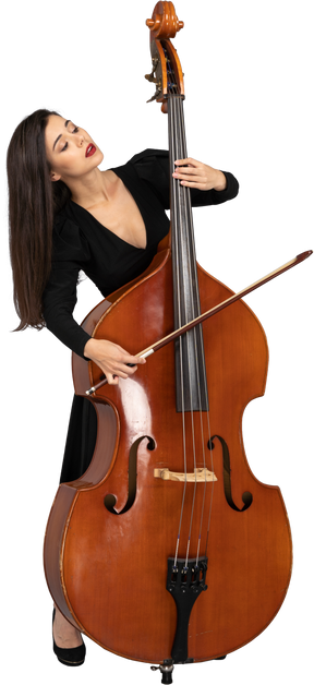 Vista frontale di una giovane donna in abito nero che suona il contrabbasso con un inchino mentre si appoggia allo schienale