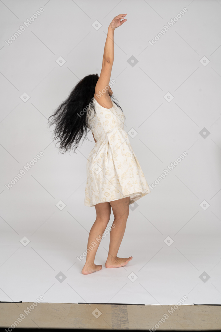 Женщина в красивом платье танцует