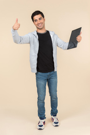 Jeune homme caucasien tenant une tablette numérique