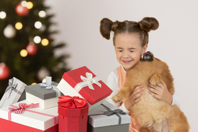 La niña recibió un perro como regalo de navidad