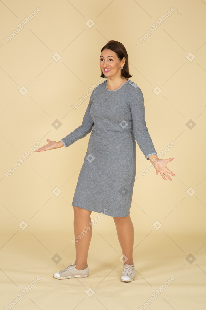 一个穿着灰色裙子的快乐女人的前视图