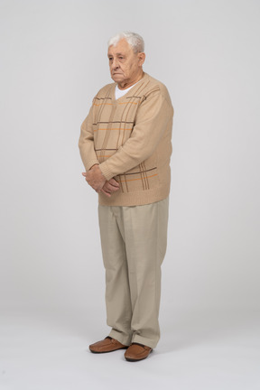 Vista frontal de um velho em roupas casuais parado