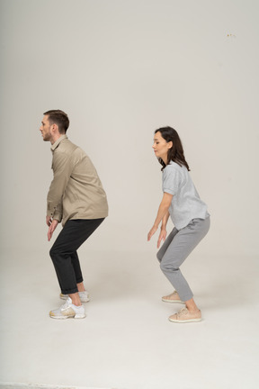 Hombre y mujer haciendo un movimiento de baile