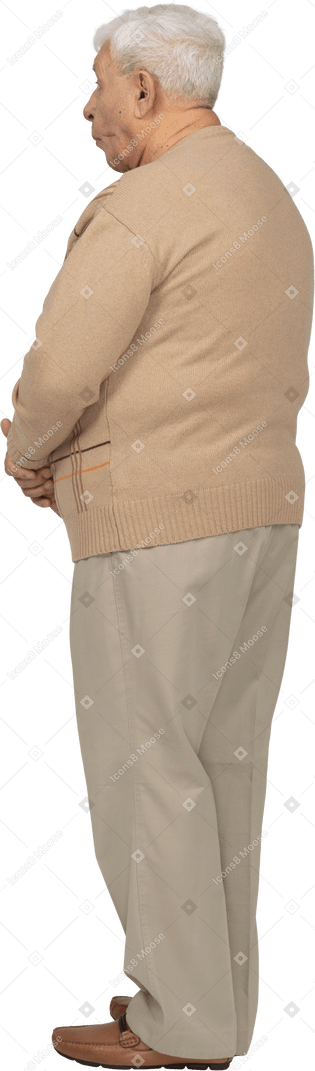 Seitenansicht eines alten mannes in freizeitkleidung, der gesichter macht