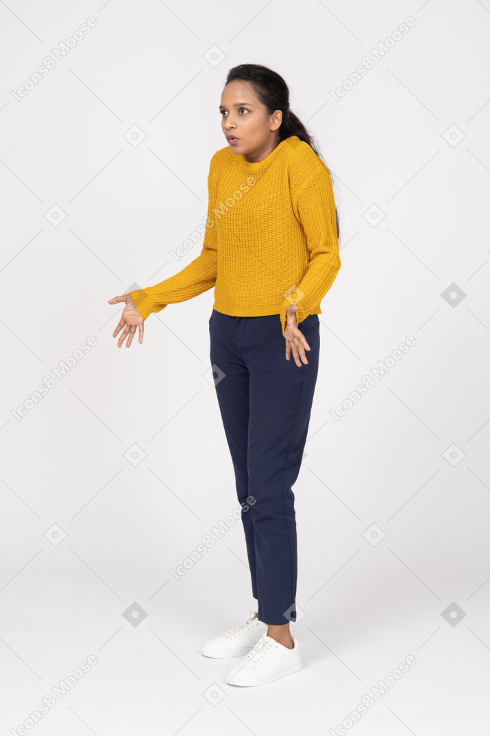 Vista lateral de uma garota confusa em roupas casuais