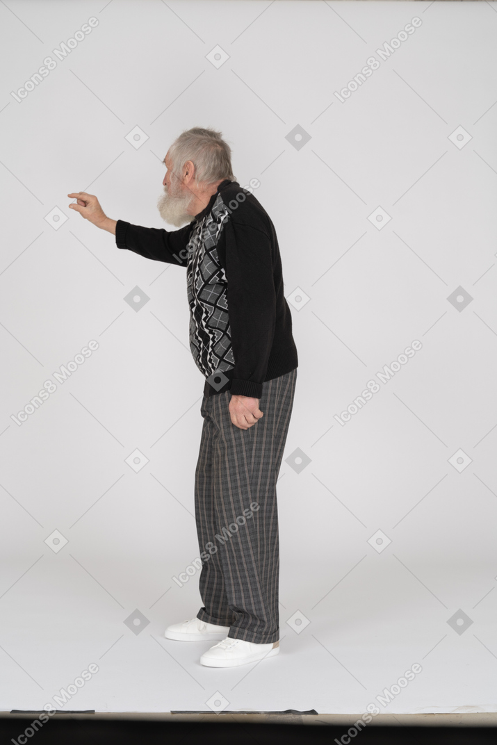 Vista lateral del anciano mostrando un pequeño gesto