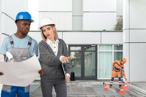 Dos ingenieros discutiendo el plan de construcción