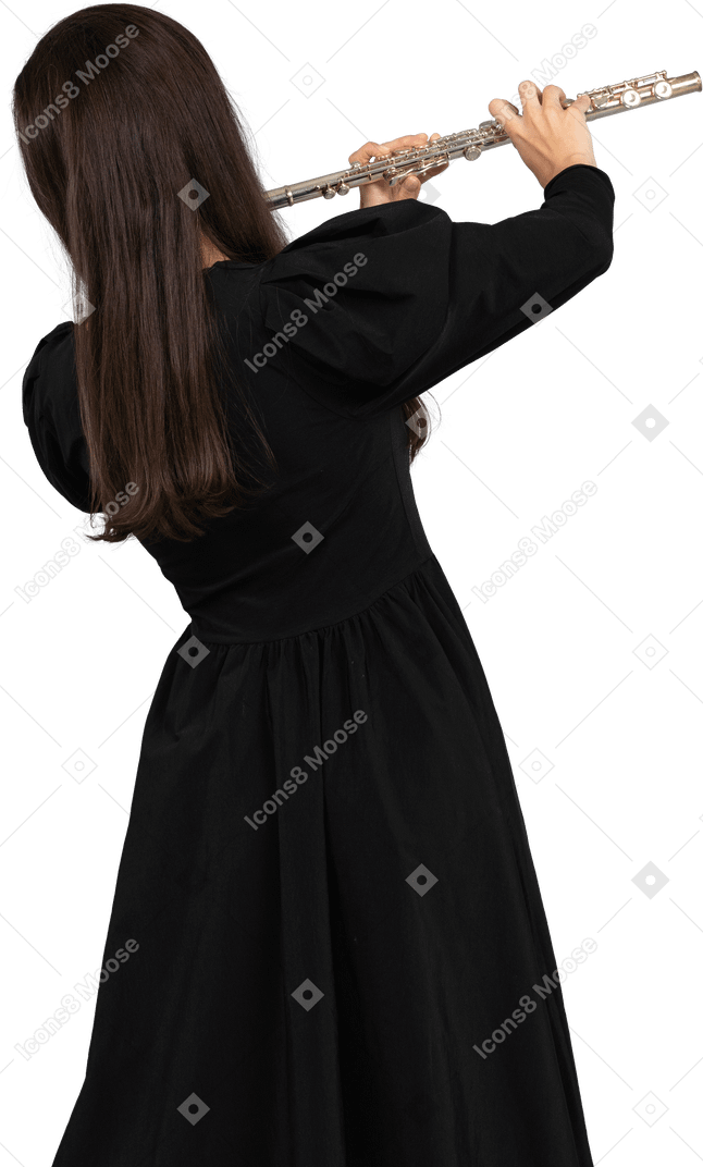 Vista nera di una giovane donna in abito nero che suona il flauto