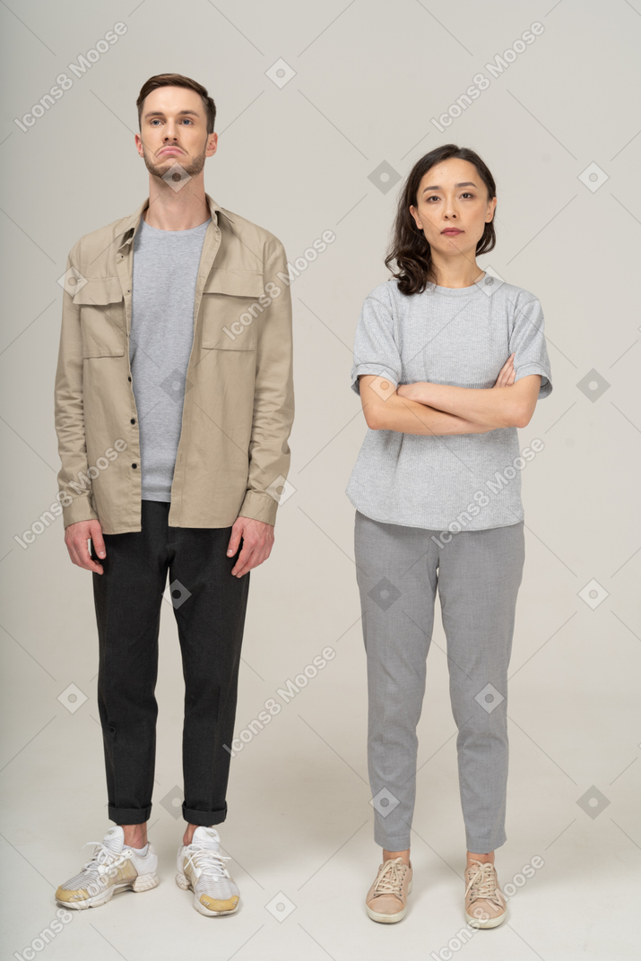 年轻夫妇站立的正面图