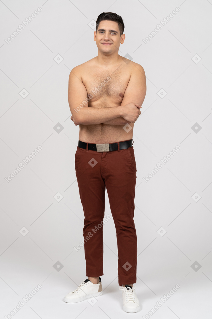 Vista frontal de un hombre latino sin camisa sonriendo