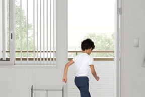 Un niño corriendo al balcón