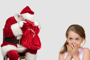 Niña esperando a santa para encontrar su regalo