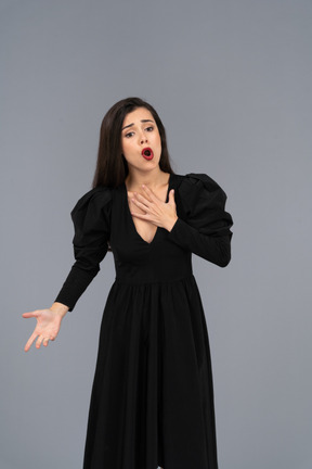 Vista frontal de una cantante de ópera en vestido negro