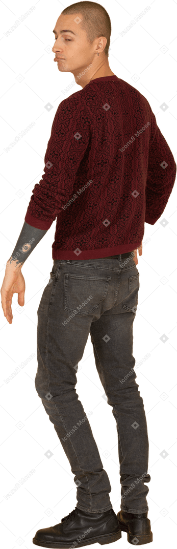 Вид в три четверти морщинистого молодого человека в красном пуловере, смотрящего в сторону