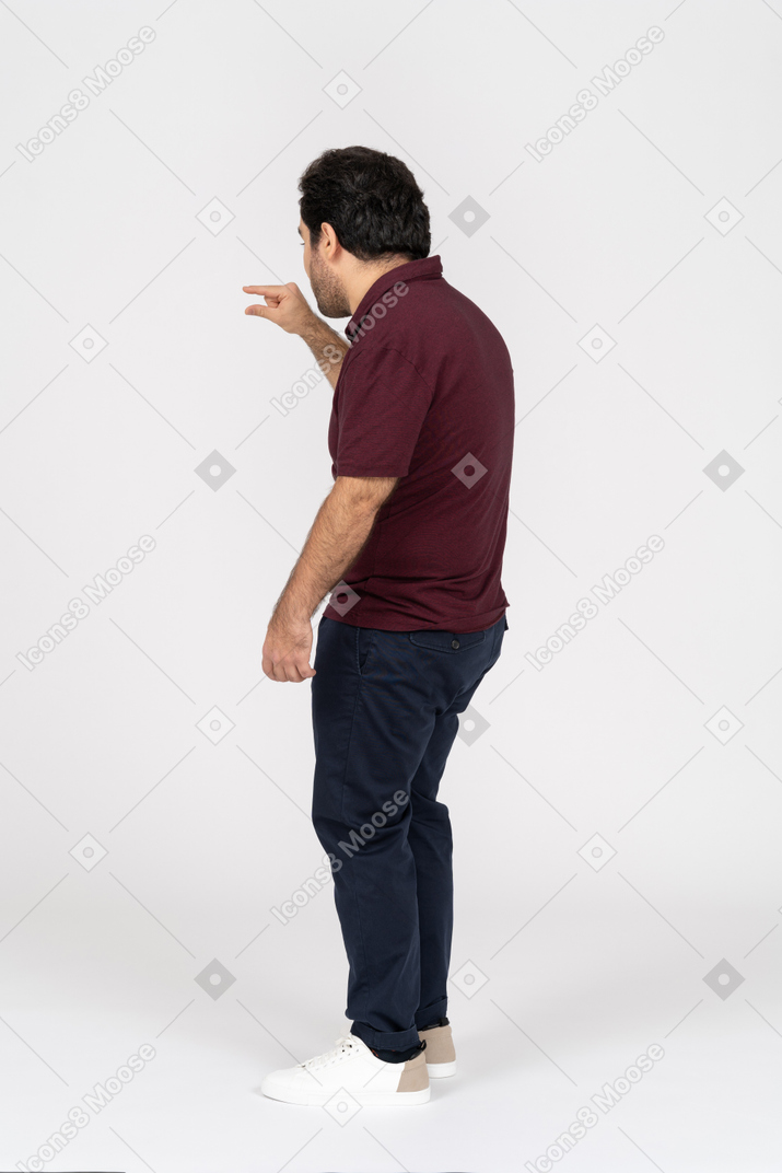Vista traseira de três quartos do homem mostrando o gesto de tamanho