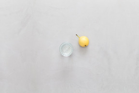 Una pera y un vaso de agua