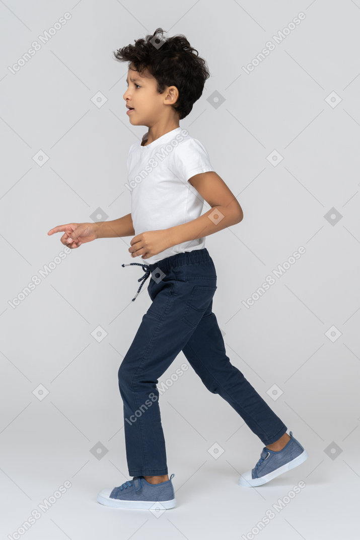 Ein junge rennt herum
