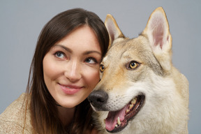 彼女の犬と女性のマスターのクローズアップ