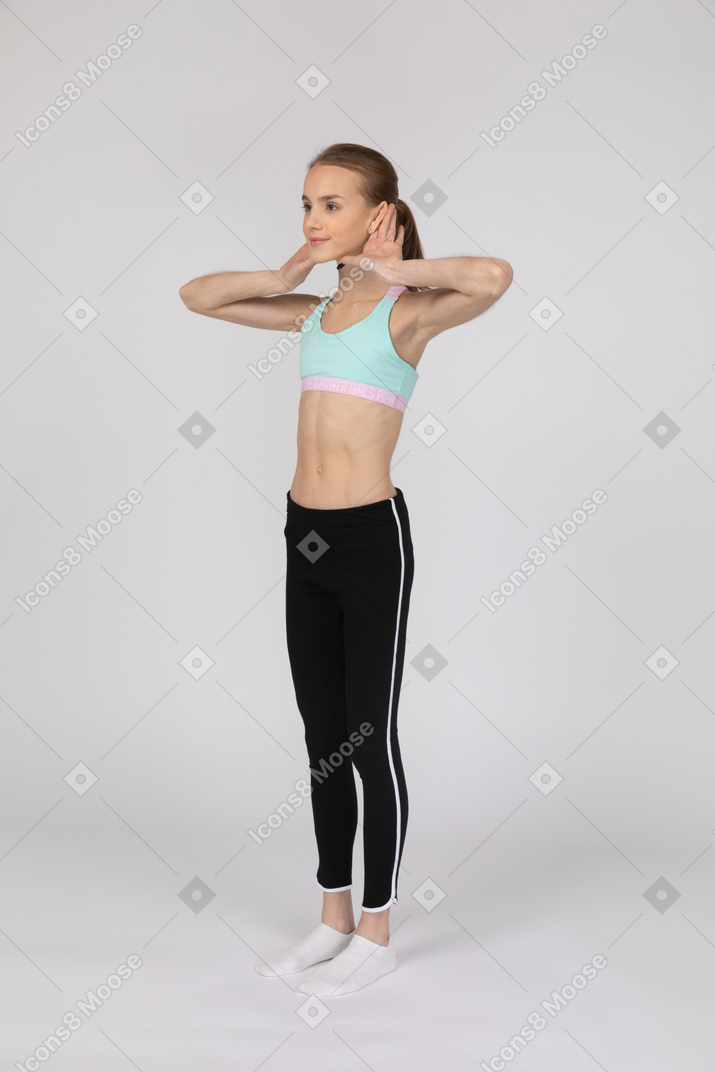 Menina adolescente em roupas esportivas puxando as orelhas