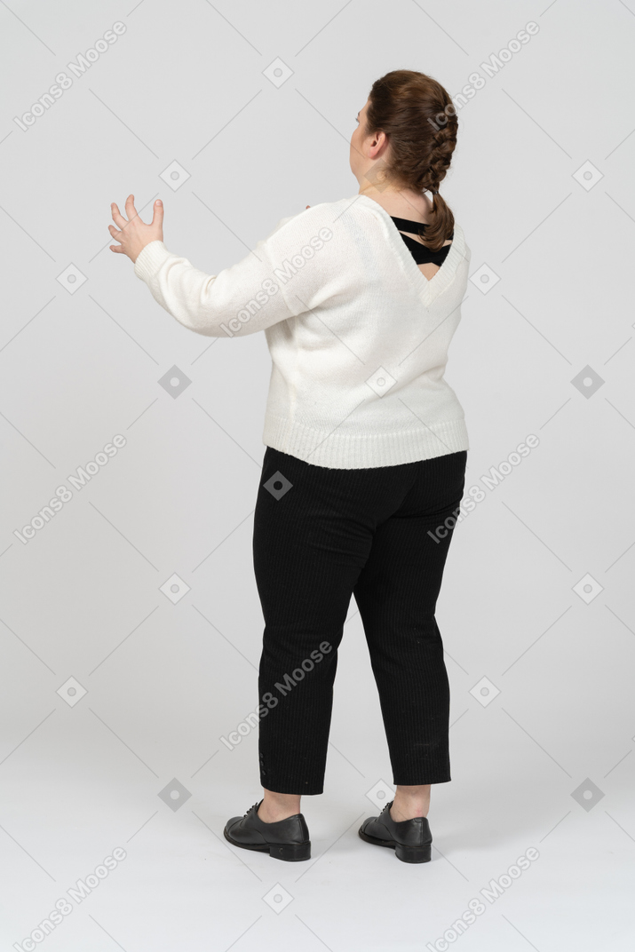 Vista posteriore di una donna grassoccia che gesticola