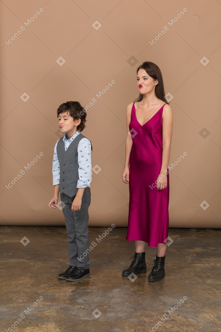 Niño y mujer graciosos