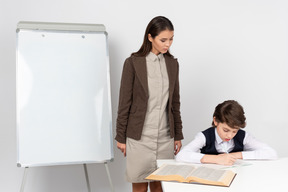 Elle a une attitude sérieuse à son travail