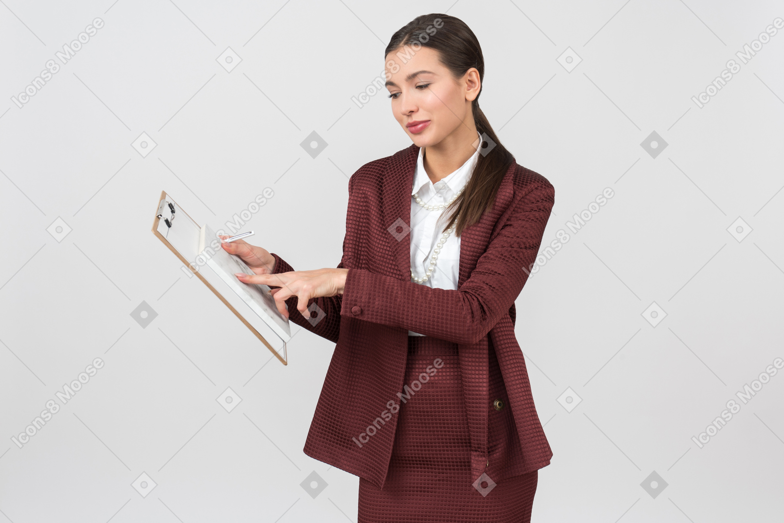 Atractiva mujer vestida formalmente revisando notas