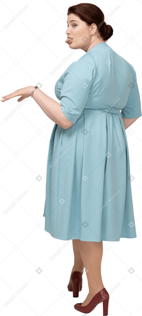 Вид сзади женщины в синем платье корчит рожи