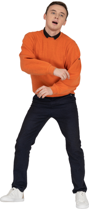 Giovane uomo in felpa arancione ballando