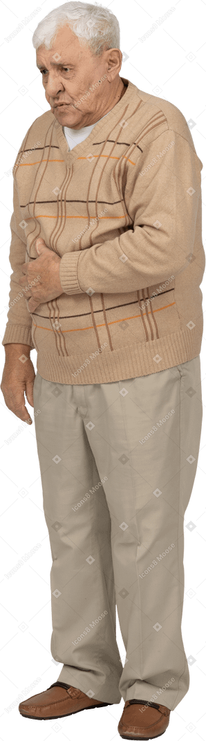 腹痛に苦しんでいるカジュアルな服装の老人の正面図