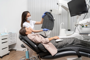 Dentista e paciente durante a operação