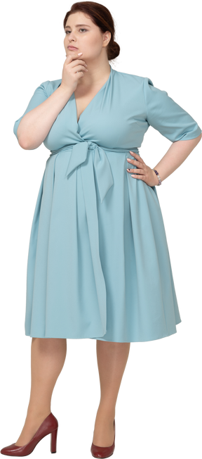 青いドレス思考の女性の正面図