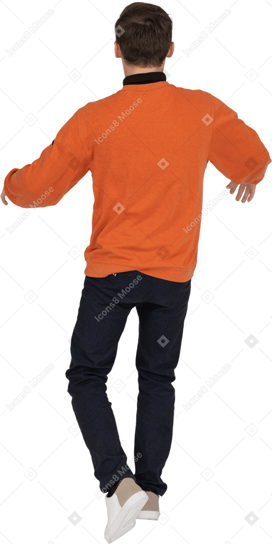 주황색 셔츠 서에서 젊은 남자
