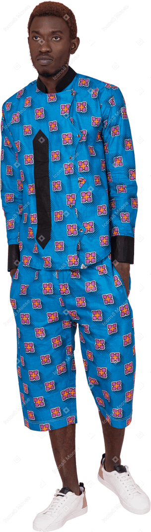 Черный мужчина в синей пижаме стоит