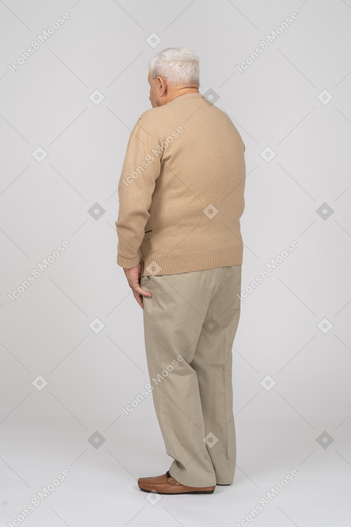 Vista traseira de um velho em roupas casuais