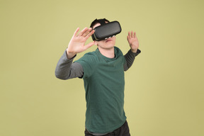 Mann erkundet die digitale welt mithilfe eines virtual-reality-headsets