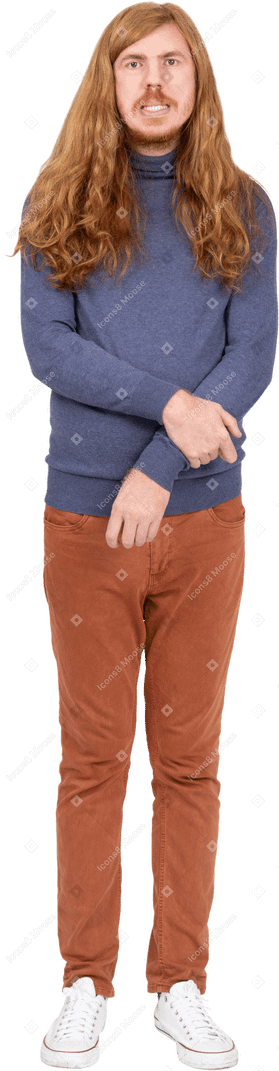Vista frontal de um jovem em roupas casuais fazendo caretas