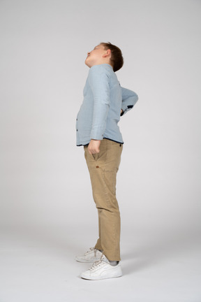 一个男孩伸展的侧视图