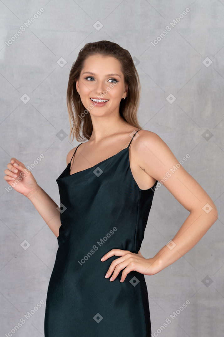 一个穿着睡袍的快乐年轻女人的肖像