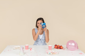 Giovane donna asiatica festeggia il compleanno e fare una foto