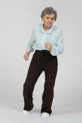 Anciana bailando